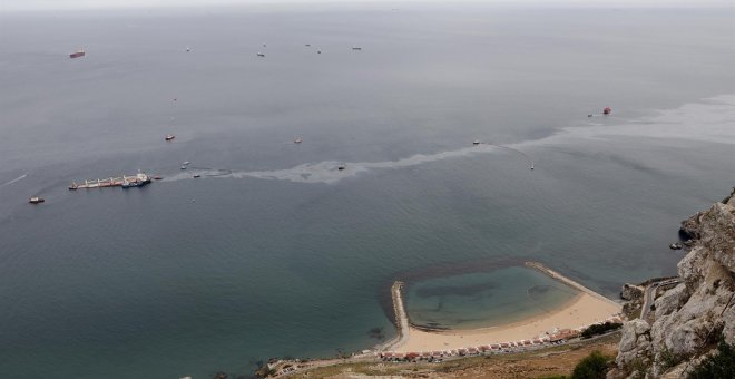 El alcalde de La Línea alerta de que el vertido del buque varado en Gibraltar ha llegado a las playas del municipio