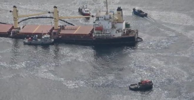 En Gibraltar todos observan con atención al buque encallado