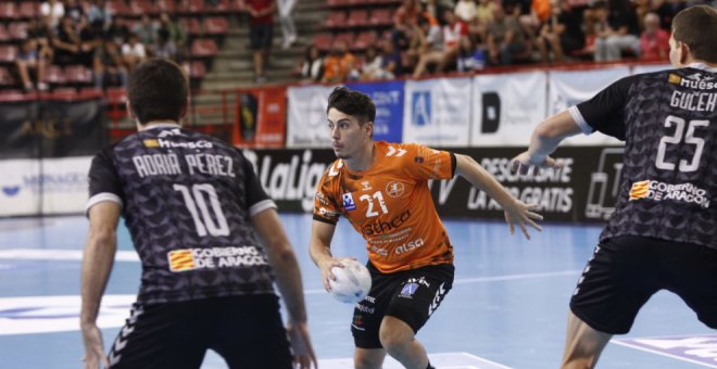 Los minutos finales amargan el debut naranja