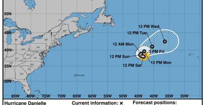 El huracán Danielle, "casi estacionario" en aguas abiertas del Atlántico