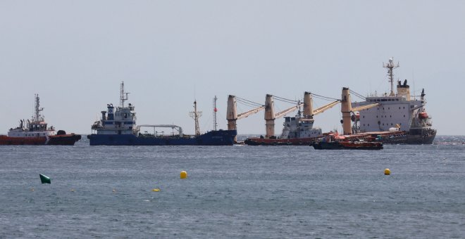 La extracción de combustible del buque varado en Gibraltar prosigue toda la noche