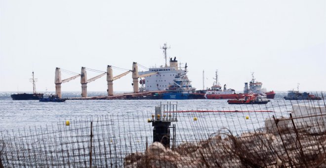 Extraen todo el aceite de la sala de máquinas del buque varado en Gibraltar