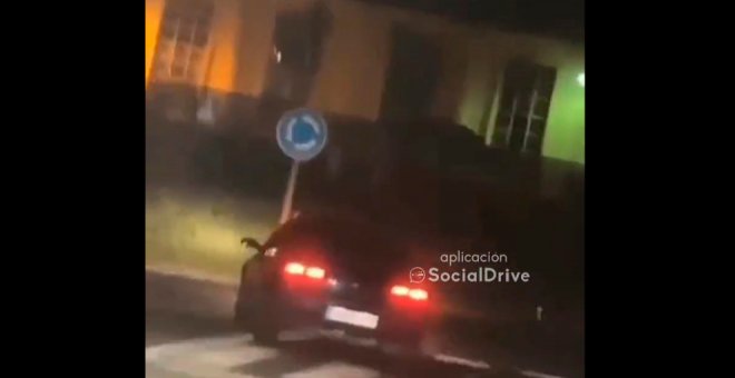 Un conductor choca contra el quitamiedos y toma una rotonda de frente en Torrelavega