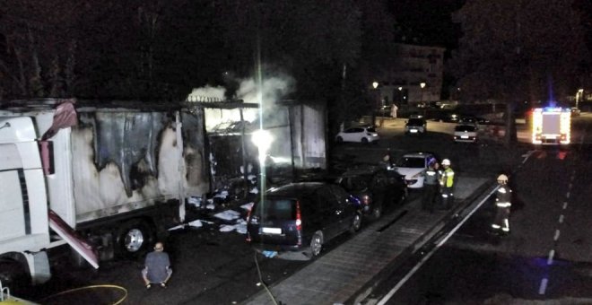 El incendio de un camión afecta a cuatro vehículos y a un tendido eléctrico en Ampuero