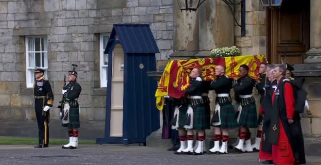 Los escoceses se despiden de su reina en Edimburgo