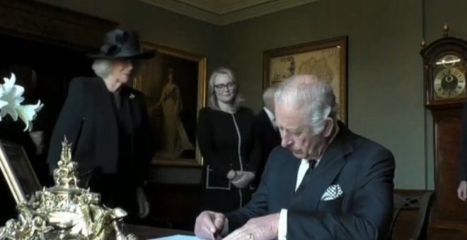 Continúa la 'guerra' de Carlos III con la pluma: "73 años preparándose para reinar y todavía no sabe usar una estilográfica ni mantener la compostura"