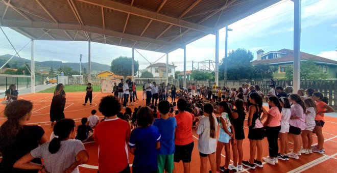 El colegio Pintor Escudero Espronceda de Tanos estrena su pista deportiva cubierta