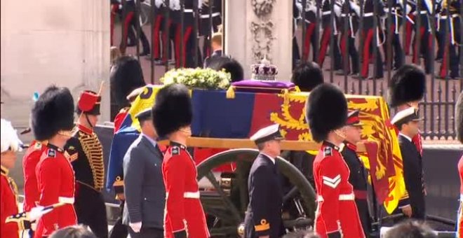 La familia real británica al completo encabeza el cortejo fúnebre de Isabel II