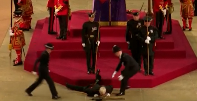 Un guardia real se desploma mientras custodia el féretro de Isabel II en Westminster