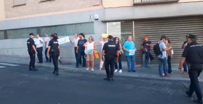 Ni veinte personas recibieron con gritos a Pedro Sánchez en Toledo, una "pitada colosal" según la derecha mediática