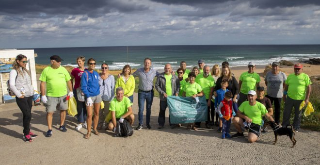 Voluntarios recogen residuos en la playa de Canallave por el Día Mundial de la Limpieza
