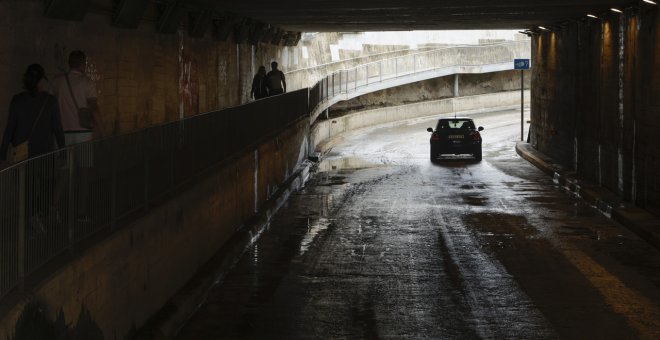 Rescatan en estado grave a una persona de un coche en un paso inundado en Mataró (Barcelona)