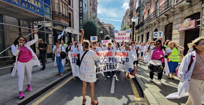 Las trabajadoras del SAD muestran su respaldo social en la calle tras un mes de huelga