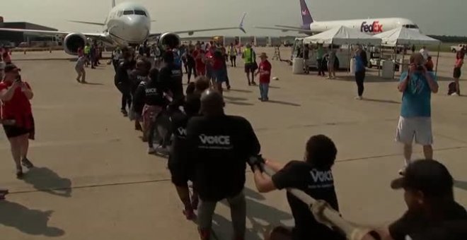 Cientos de personas participan en Virginia en una competición de empujar aviones