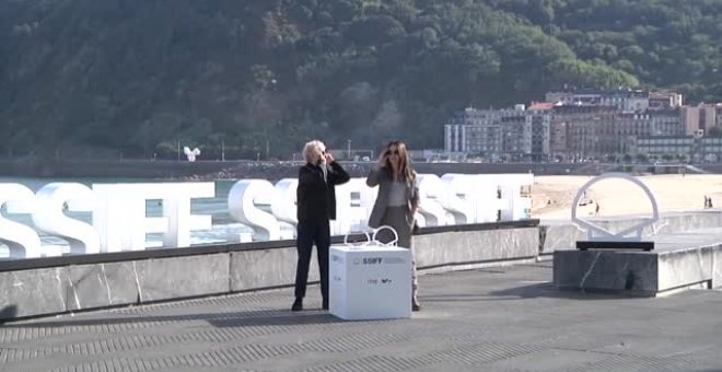La actriz Juliette Binoche planea feliz y orgullosa en el horizonte de San Sebastián