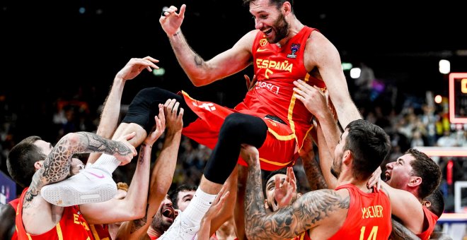 El emotivo recuerdo de Rudy Fernández a su padre tras la victoria en el Eurobasket: "Sé que nos ha echado una mano desde ahí arriba"