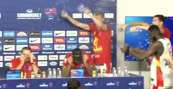 La alegría de la selección de baloncesto se desborda en plena rueda de prensa