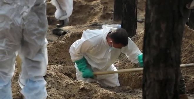 Continúan las exhumaciones de los cuerpos de la fosa común en Izium