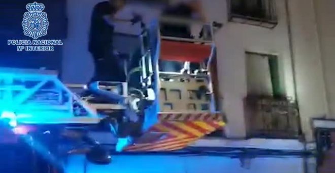 Pillado 'in fraganti' trepando por una tubería para robar en una casa de Madrid