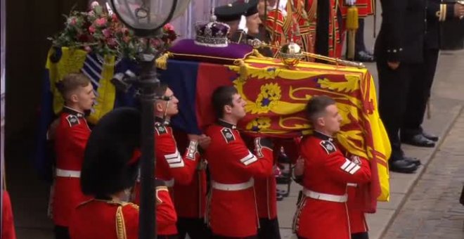 Carlos III encabeza la procesión fúnebre de Isabel II hacia la Abadía de Westminster