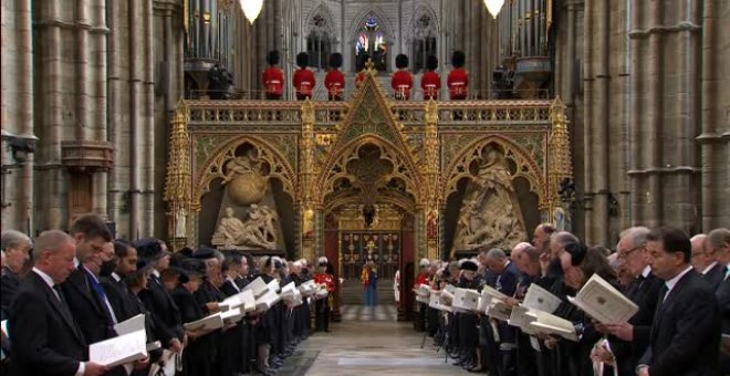 La primera ministra Liz Truss realiza una lectura de las escrituras en la misa