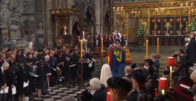 El rey emérito sigue el funeral en Westminster sentado entre la reina Letizia y la reina Sofía