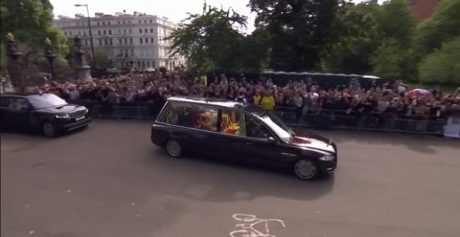 Dos millones de personas despidieron en las calles de Londres a Isabel II