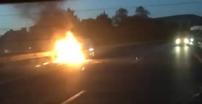 Arde un coche en la autovía A-67 a su paso por Barreda