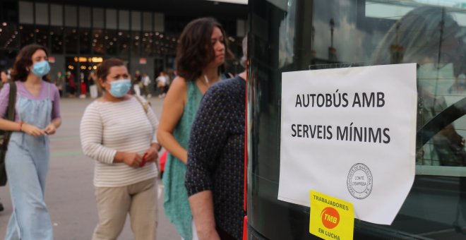 Comença la vaga de busos de TMB per denunciar el bloqueig en la negociació del conveni col·lectiu