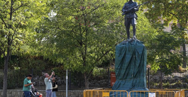 Almeida planta una estatua de un legionario de la época de Millán-Astray al lado del monumento a la Constitución