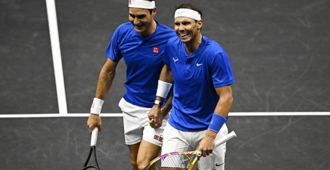 La imagen de Federer y Nadal de la mano y llorando juntos que da la vuelta al mundo y "evidencia la deconstrucción de una masculinidad tóxica"