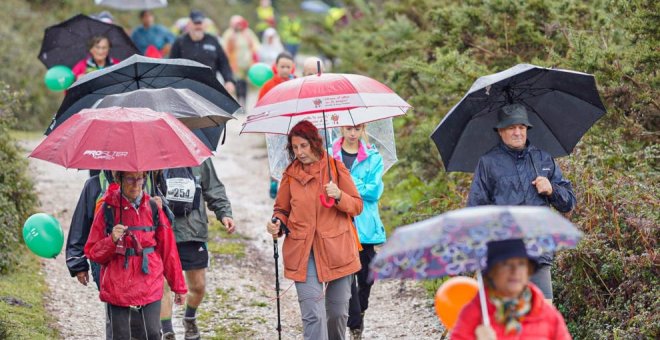 300 personas desafían al mal tiempo y participan en la Subida al Dobra