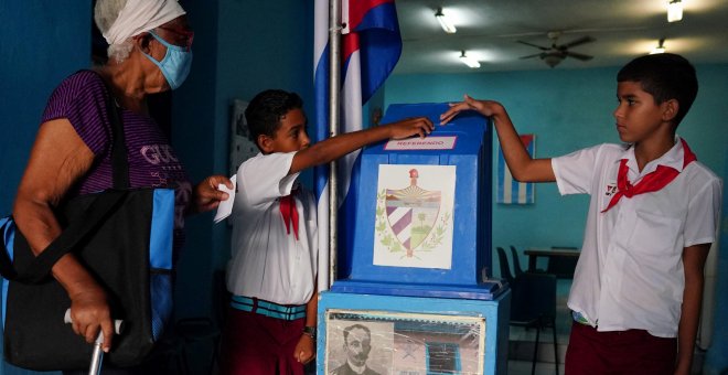 Cuba dice "sí" al matrimonio homosexual votado en referéndum
