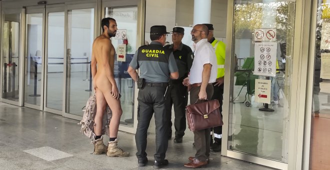 Un nudista trata de acceder desnudo a un juicio por exhibicionismo en València
