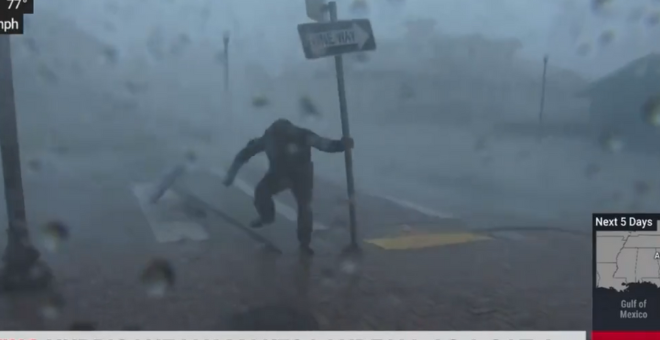 Ráfaga de críticas al desorbitado vídeo de un meteorólogo que cubre el huracán Ian: "Qué locura que los medios sigan permitiendo esto"