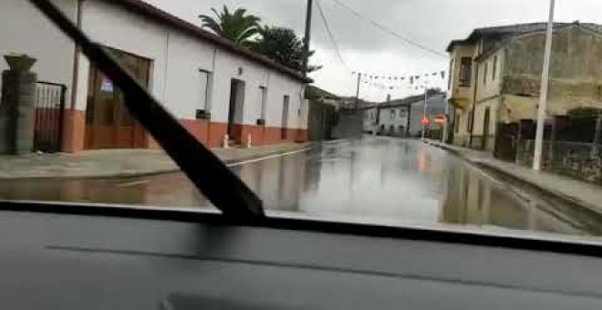 Las fuertes lluvias llenan de balsas de agua las calles de Meruelo