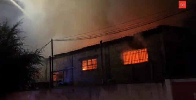 Un incendio calcina una nave industrial en Paracuellos del Jarama (Madrid)