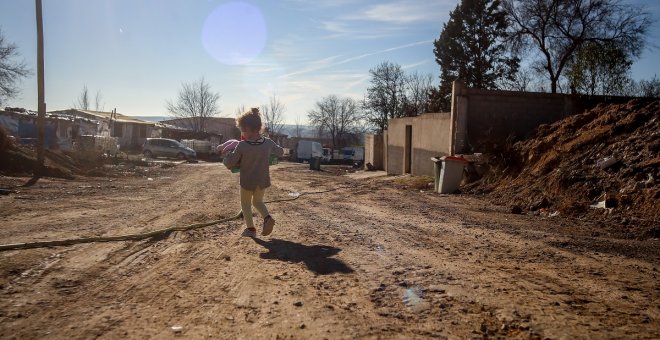 Más de dos años sin luz, derribos y soterramientos de casas: "Pretenden desmantelar la Cañada Real por completo"
