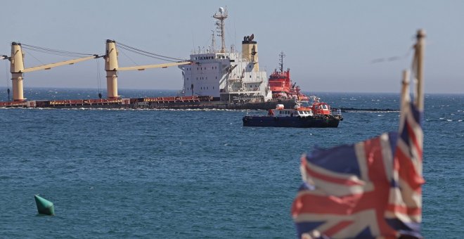 España y Gibraltar vigilarán el buque varado durante el temporal previsto para este sábado