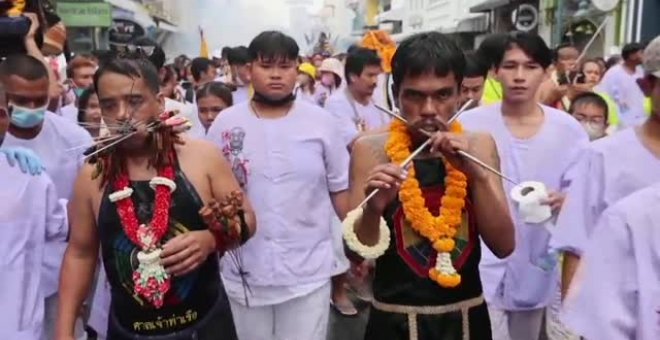 Peregrinos en Tailandia se insertan cuchillos y clavos en la boca para purgar sus pecados