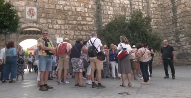 Botas, sandalias, tops y chaquetas: cómo vestirse para el veranillo de San Miguel con máximas de 35 grados