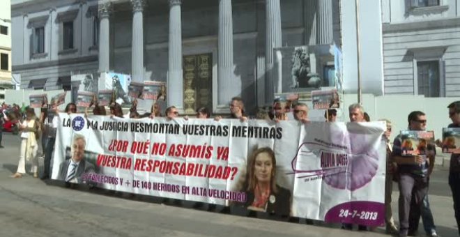 Las víctimas del Alvia vuelven a exigir frente al Congreso una investigación independiente