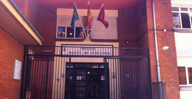 Las familias del C.P Cervantes de Gijón denuncian que la Consejería ha "forzado" la dimisión de la directora por pedir más personal