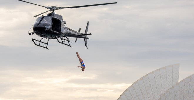 El salto desde un helicóptero de la campeona del mundo de 'cliff diving'