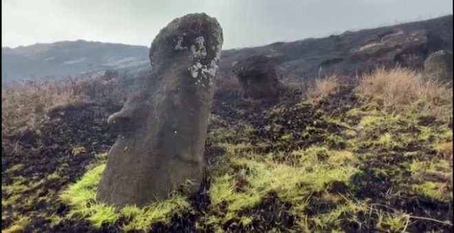 Arden las icónicas esculturas Moai de la Isla de Pascua