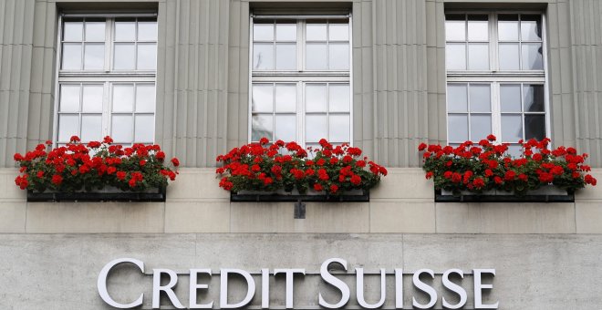 El banco Credit Suisse reduce deuda para calmar los temores de los inversores