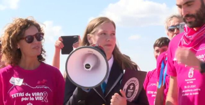 Un lazo gigante contra el cáncer de mama en las Tetas de Viana logra el Guinness