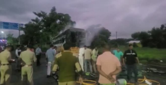 Al menos doce muertos en India tras incendiarse de un autobús en la ciudad de Nashik