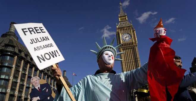 Cientos de personas rodean el Parlamento británico por la liberación de Assange