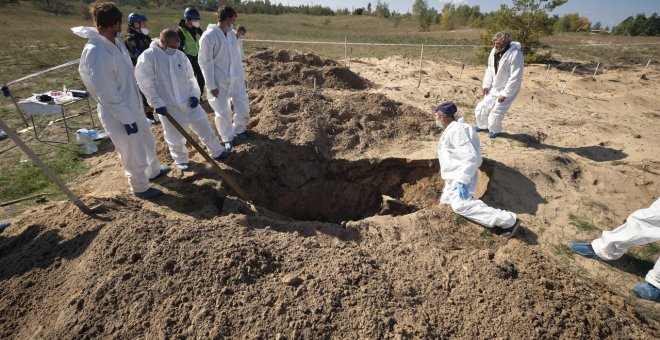 Ucrania exhuma los veinte primeros cuerpos hallados en fosas comunes en Limán